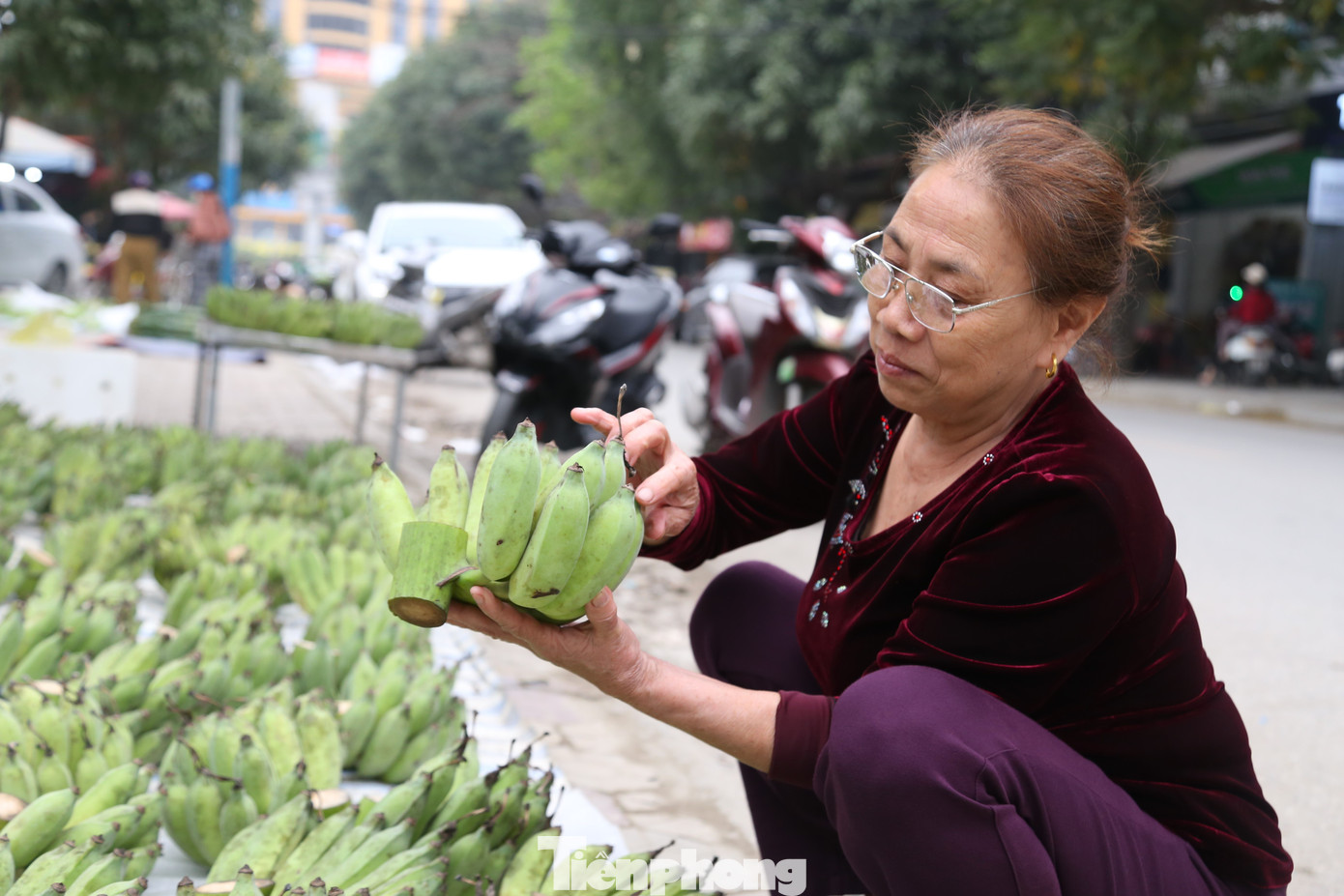 Chạy đi chạy lại hai khu chợ gần nhà, bà Trần Thị Liên (trú phường Hưng Bình, TP Vinh) mới mua được nải chuối 17 quả với giá 300.000 đồng. Theo bà, nải chuối đẹp không những phải già quả, không tì vết, còn nguyên các râu hoa ở đầu quả mà còn phải có số quả lẻ.