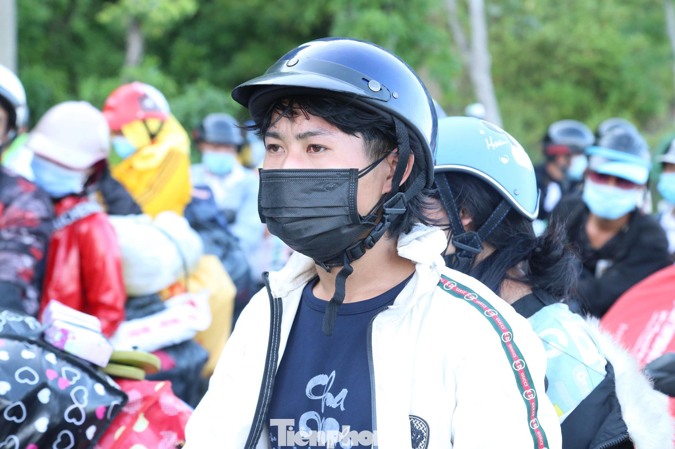 Đôi mắt đỏ hoe sau 2 ngày 3 đêm chạy xe máy, anh Giàng Y Dờ (32 tuổi, người Mông), cho hay đã chạy xe máy khoảng 1.000 km từ Bình Dương về. “Vợ chồng em vào Bình Dương làm công nhân, tiền lương mỗi tháng hơn 7 triệu đồng, hai người được 14 triệu. Hơn 4 tháng qua, không có việc làm nên cả nhóm quyết định về quê”, anh Dờ nói.