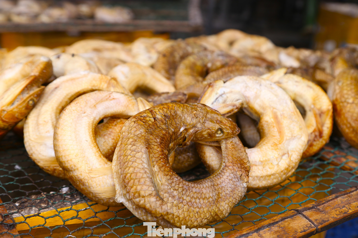 Cá thửng sau khi xông có màu vàng ươm.