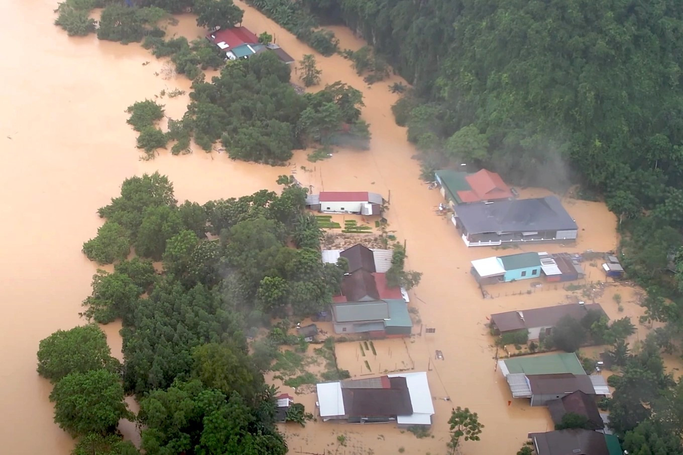 Trận lũ cuối tháng 9/2023 đã nhấn chìm hàng nghìn ngôi nhà ở huyện Quỳ Châu, Nghệ An, gây thiệt hại gần 200 tỷ đồng.