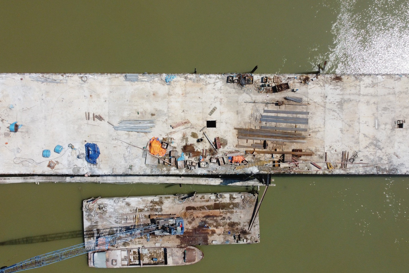 Mặt cầu có thiết kế rộng 17,5m, 4 làn xe chạy, có giải phân cách cứng.