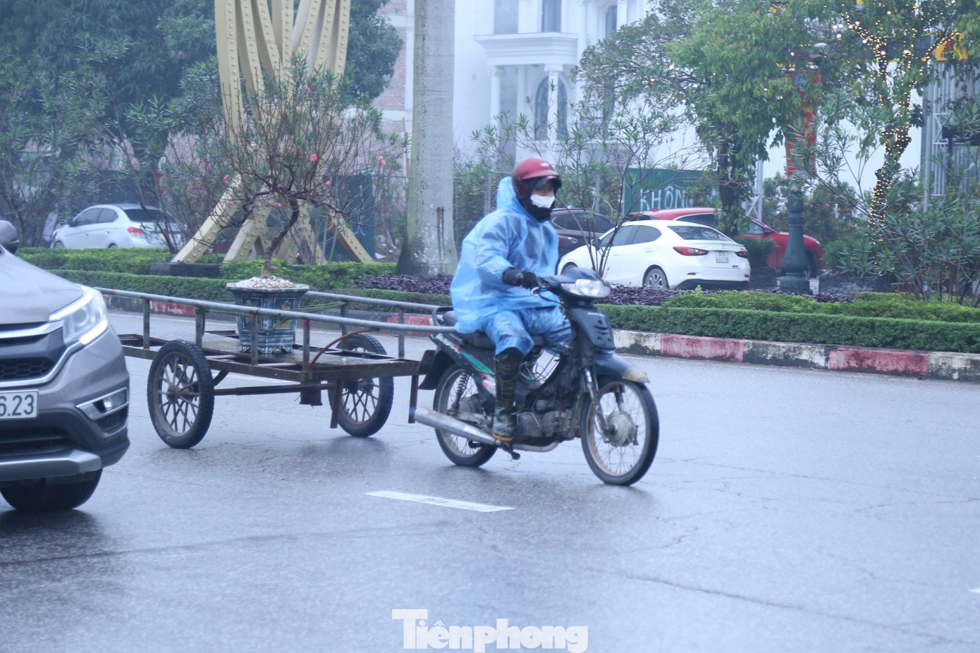 Mưa kèm giá rét khiến công việc vận chuyển thuê thêm phần vất vả