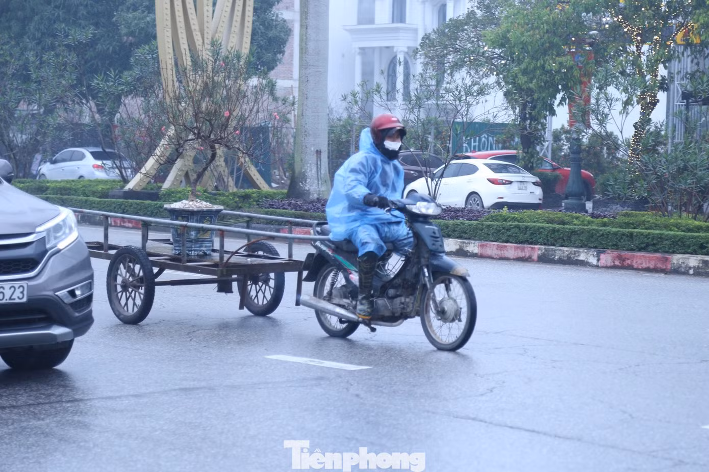 Mưa kèm giá rét khiến công việc vận chuyển thuê thêm phần vất vả