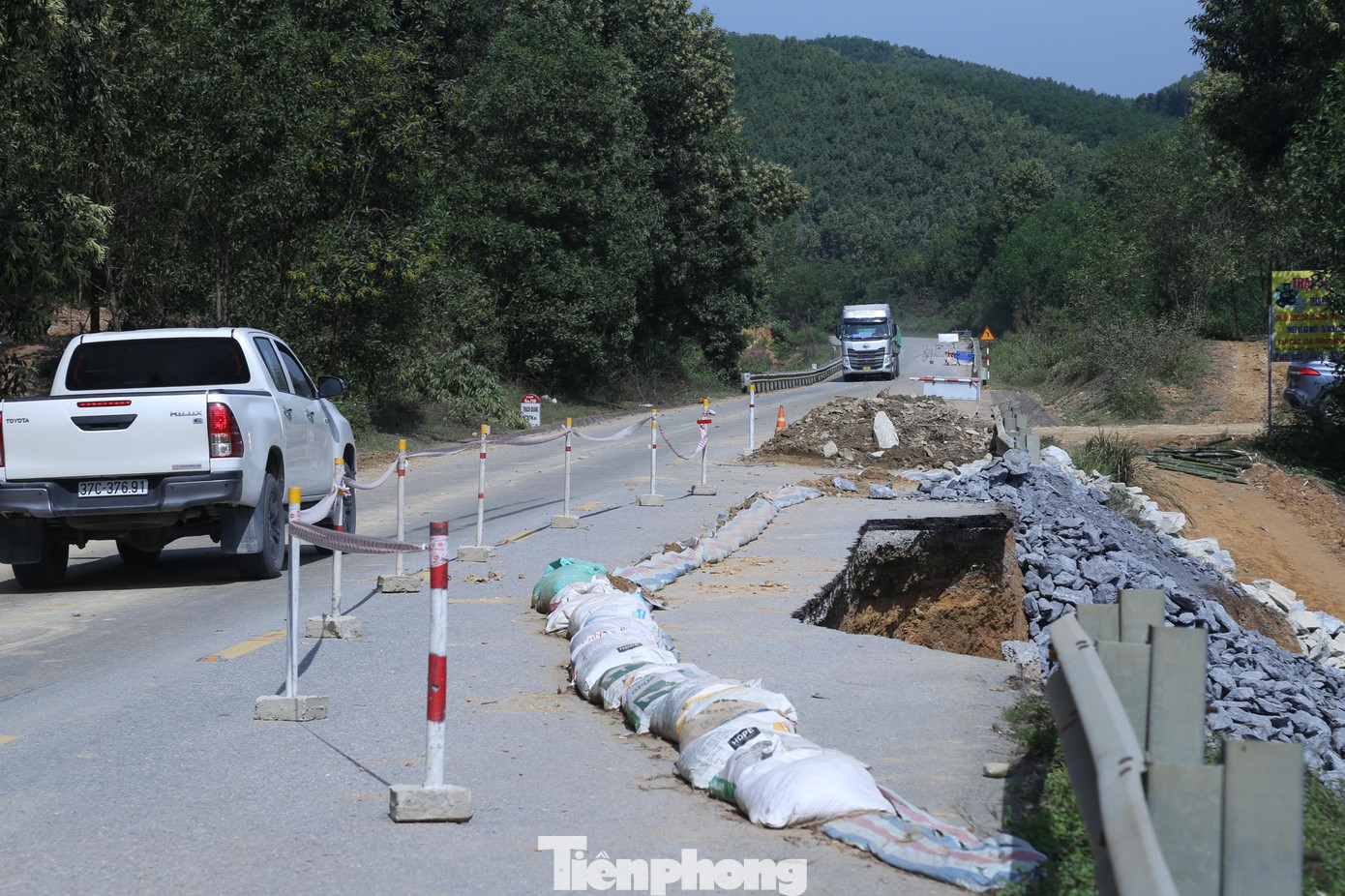 Ảnh hưởng của đợt mưa lũ đầu tháng 10 vừa qua đã khiến tuyến đường mòn Hồ Chí Minh đoạn qua xã Thanh Thuỷ (huyện Thanh Chương, Nghệ An) xảy ra 2 điểm sạt lở taluy âm.