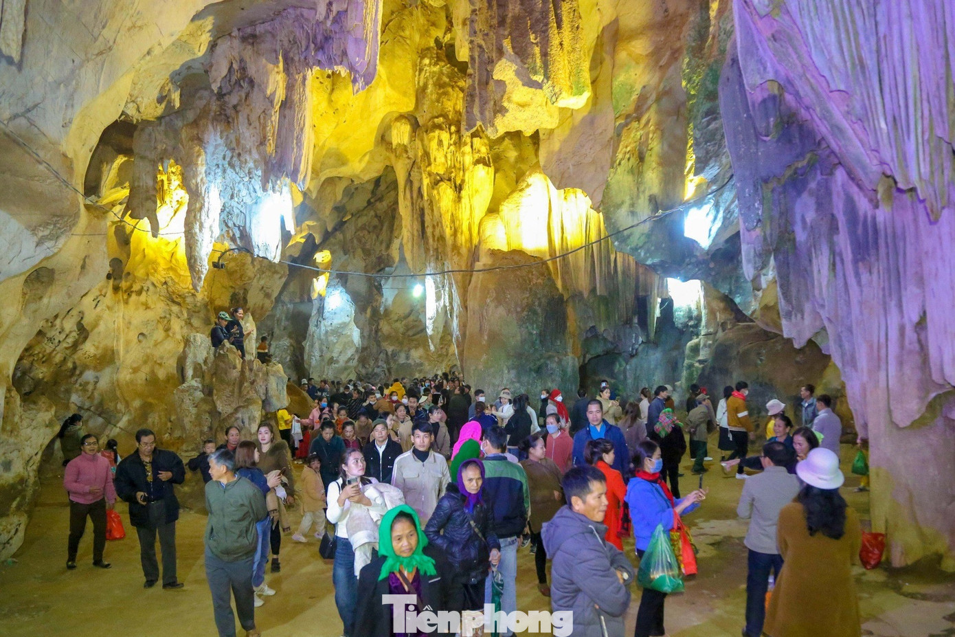 Hang Bua là danh thắng, di chỉ khảo cổ nổi tiếng ở miền Tây Nghệ An, được Bộ Văn hóa - Thông tin (nay là Bộ Văn hóa, Thể thao và Du lịch) xếp hạng là Di tích lịch sử, danh lam thắng cảnh cấp quốc gia năm 1997.