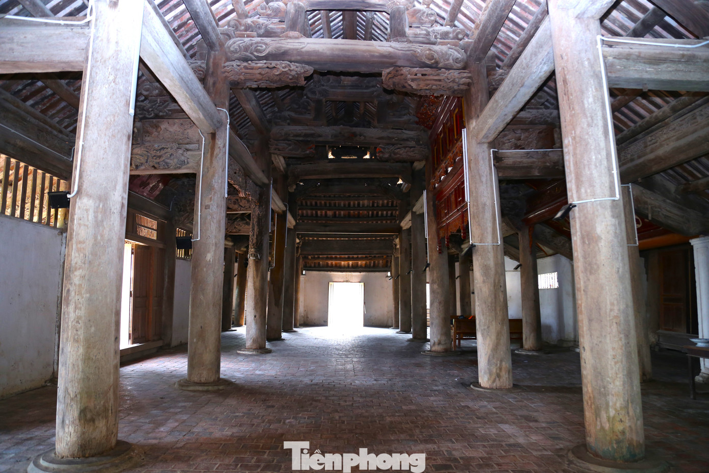 Đình Hoành Sơn có 8 vì, 7 gian với tổng số 32 cột gỗ lim tròn. Trong đó có 12 cột cái cao 5,75m, đường kính 0,45m và 20 cột quân cao gần 4m, đường kính 0,42m. Điều đặc biệt ở đình là hệ thống điêu khắc, kiến trúc tinh xảo, giàu tính nghệ thuật.