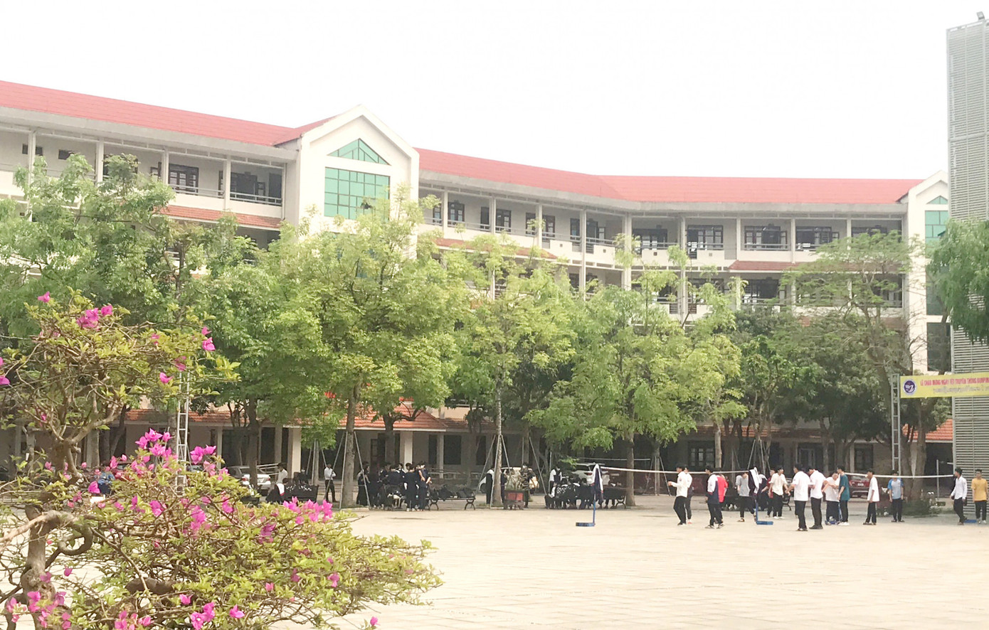 Trường THPT chuyên Đại học Vinh, nơi nữ sinh N. theo học