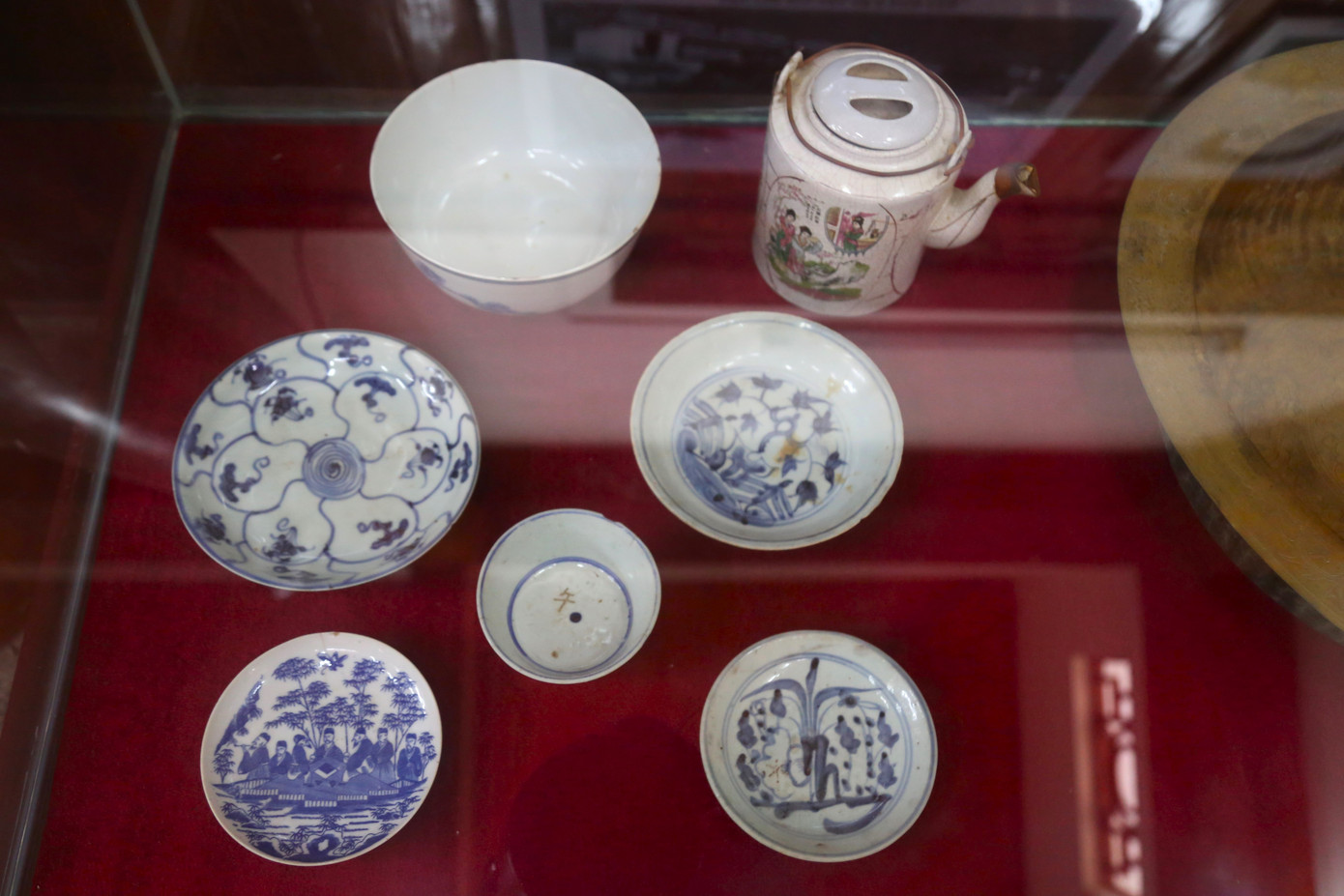 Ấm tích, bát đĩa, đồ dùng sinh hoạt của gia đình bà Nguyễn Thị Minh Khai thời kỳ còn ở Vinh.