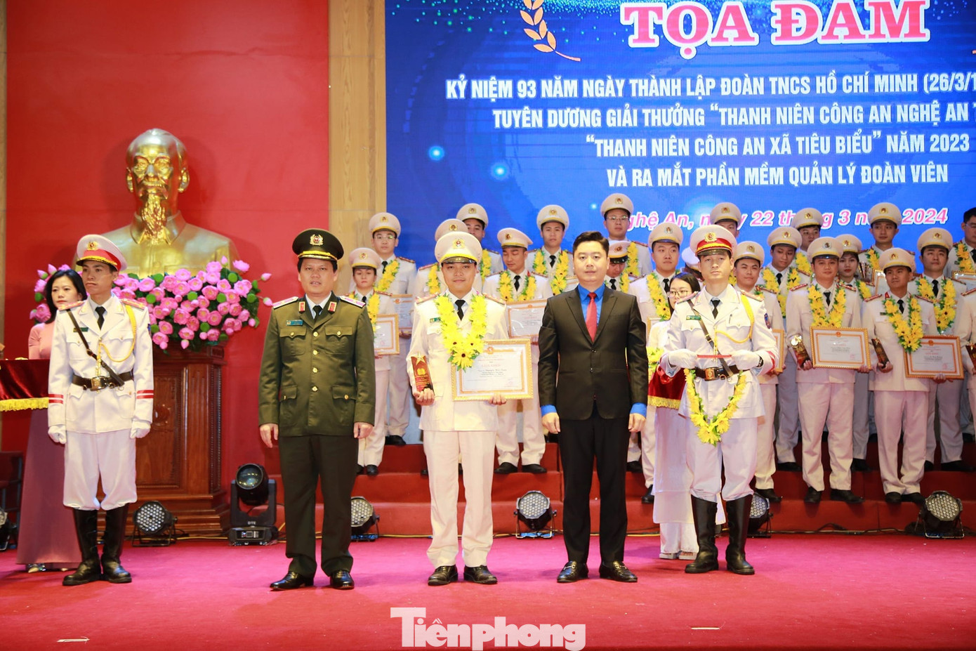 Giám đốc Công an tỉnh Nghệ An Bùi Quang Thanh và Bí thư Tỉnh Đoàn Nghệ An Lê Văn Lương trao Bằng khen cho các thanh niên Công an tiêu biểu.