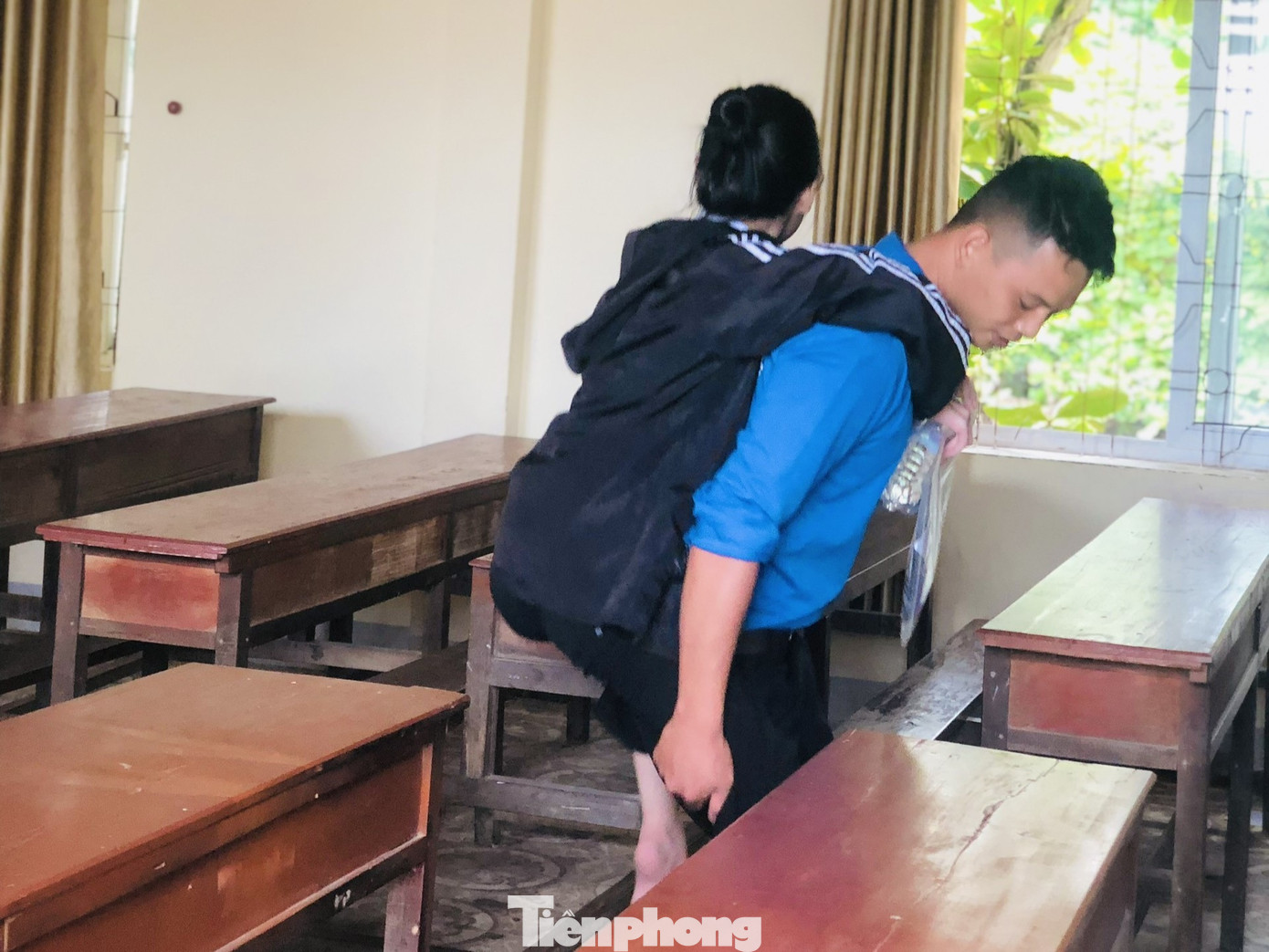 Nữ sinh được cõng lên phòng thi.