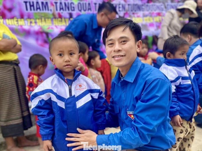 Anh Ngô Thành Công trao áo ấm cho các em nhỏ vùng cao