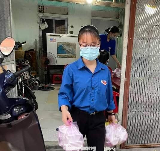 Nhi cùng các tình nguyện viên nấu những suất cơm miễn phí gửi tặng tuyến đầu chống dịch Nhi cùng các tình nguyện viên nấu những suất cơm miễn phí gửi tặng tuyến đầu chống dịch