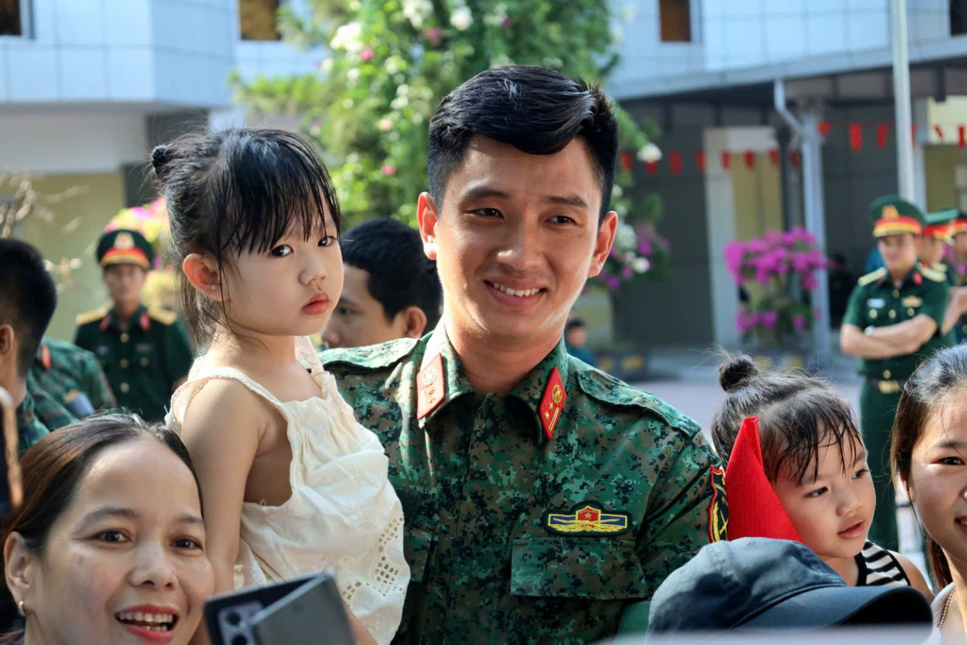 Đông đảo người dân, các em nhỏ chụp ảnh cùng “nam thần quân đội” - Thượng úy Lê Hoàng Hiệp.