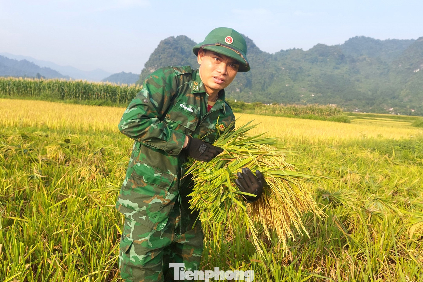 Những giọt mồ hôi trên gương mặt người chiến sĩ Biên phòng.