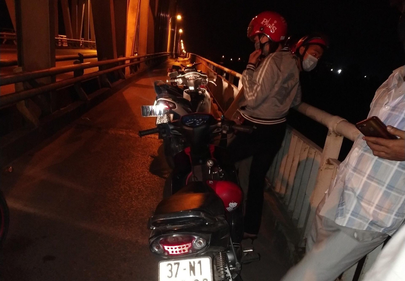 Để lại xe máy, người phụ nữ nhảy cầu tự vẫn