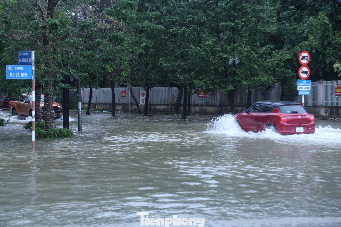 Đại lộ Lê Nin là một trong những tuyến đường ngập khá nặng. Nhiều điểm nước ngập sâu hơn nửa mét, giao thông tắc nghẽn. Đại lộ Lê Nin là một trong những tuyến đường ngập khá nặng. Nhiều điểm nước ngập sâu hơn nửa mét, giao thông tắc nghẽn.