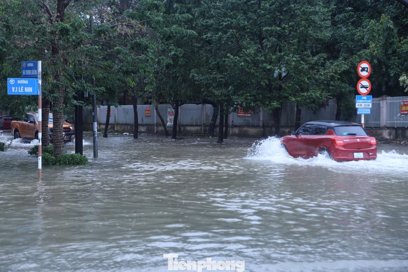 Đại lộ Lê Nin là một trong những tuyến đường ngập khá nặng. Nhiều điểm nước ngập sâu hơn nửa mét, giao thông tắc nghẽn. Đại lộ Lê Nin là một trong những tuyến đường ngập khá nặng. Nhiều điểm nước ngập sâu hơn nửa mét, giao thông tắc nghẽn.