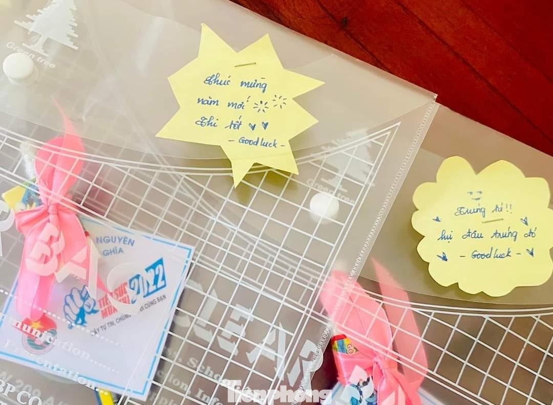 Kèm những cây bút chì là túi đựng đề thi cũng được các bạn trẻ trang trí cùng những lời động viên: “Trúng tủ. Học đâu trúng đó. Good luck”.