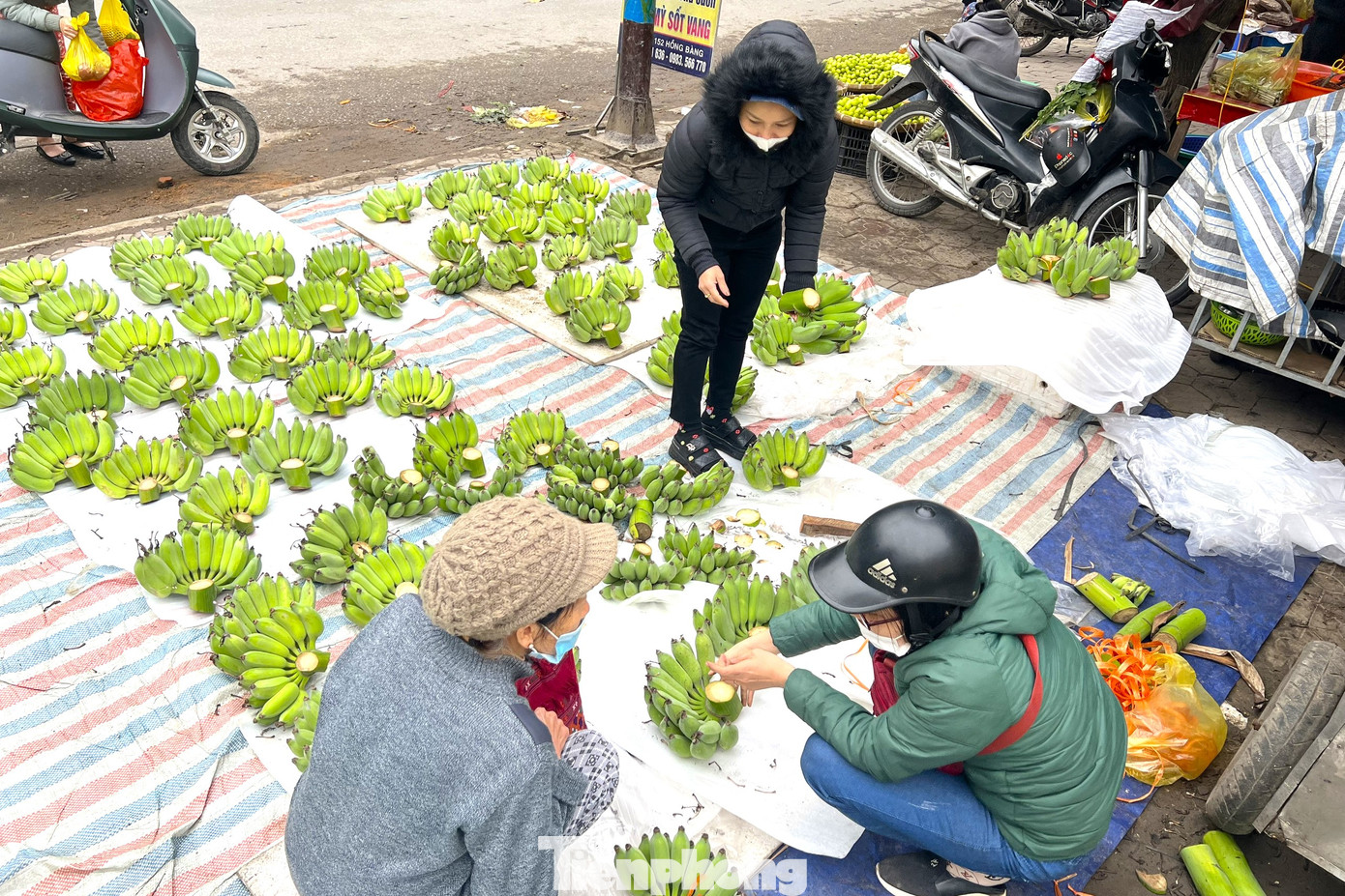 Trong khi đó, ở vùng nông thôn, giá chuối xanh chỉ dao động từ 50.000-150.000 đồng/nải. Tuy nhiên, theo nhiều tiểu thương, thương lái đã săn lùng các vườn, chọn những buồng chuối đẹp để bán các chợ lớn nên chuối ở chợ quê nhỏ hơn.