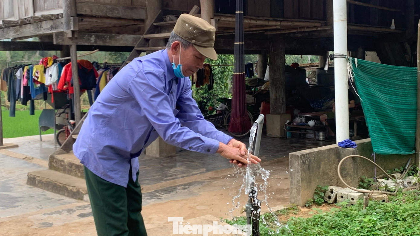 Người dân vui mừng khi được sử dụng nước sạch