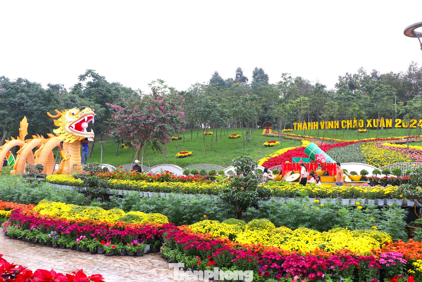 Linh vật rồng là điểm nhấn trong bức tranh trang trí Tết tại TP Vinh, góp phần phát triển du lịch, phục vụ người dân và du khách vui Tết, đón Xuân.