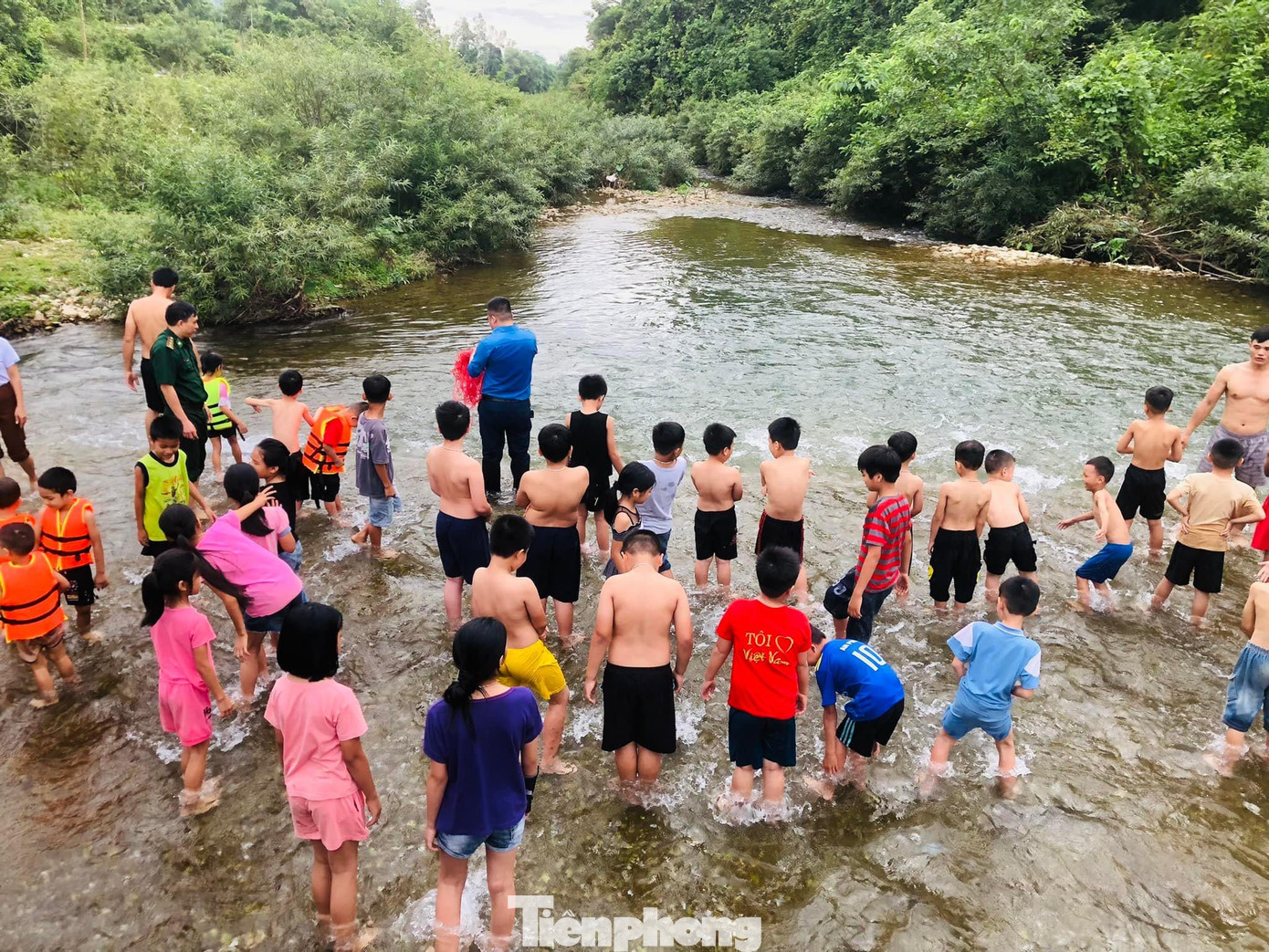 “Thông qua lớp học bơi, các em được đào tạo bài bản về kỹ năng bơi lội cũng như cách phòng tránh tai nạn đuối nước; đồng thời tạo môi trường học tập, vui chơi lành mạnh, an toàn dịp hè, qua đó góp phần đẩy mạnh công tác tuyên truyền, vận động, nâng cao nhận thức cho mọi người dân về quan tâm đào tạo kỹ năng, bảo đảm an toàn tính mạng của trẻ em trước tình trạng đuối nước đang xảy ra khá nhiều nơi như hiện nay. Ngoài lớp tập bơi, Đoàn xã tổ chức lớp năng khiếu bóng đá, trong tháng 6 này sẽ tổ chức giải bóng đá thiếu niên nhi đồng”, anh Thế chia sẻ.