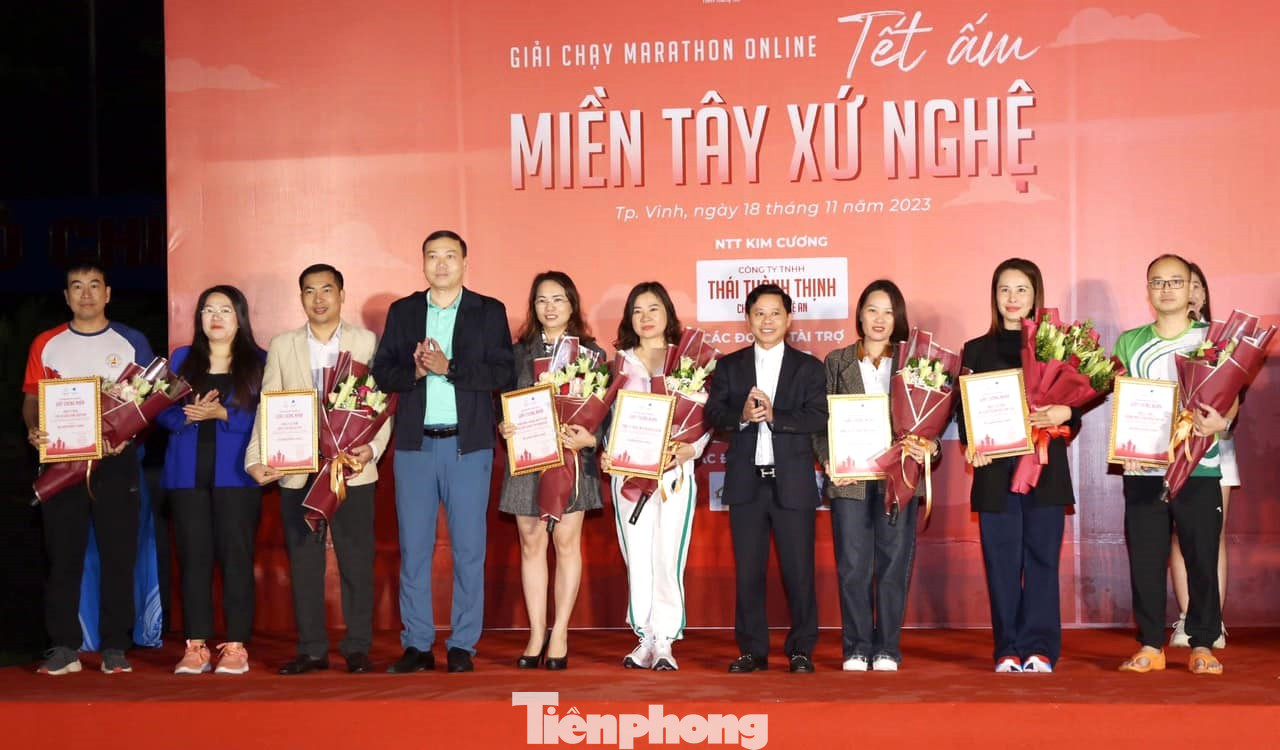 Đại diện Ban Tổ chức trao tặng hoa và giấy chứng nhận cho các đơn vị đồng hành.