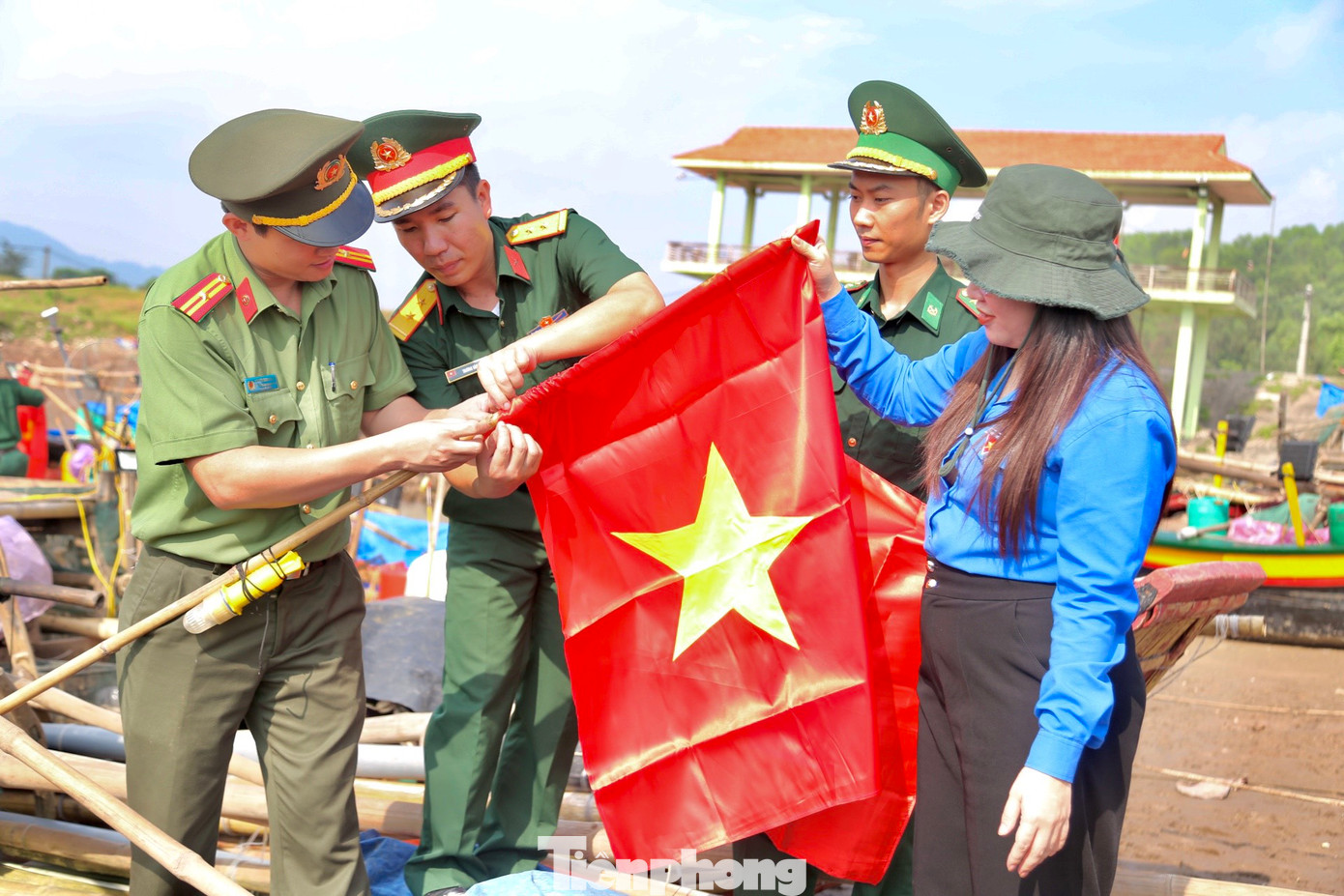 Treo cờ Tổ quốc cho các thuyền, bè tại cảng cá Nghi Yên.