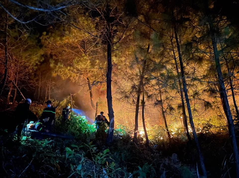 Vất vả dập tắt đám cháy trong đêm tại xã Nghi Yên (Nghi Lộc) Vất vả dập tắt đám cháy trong đêm tại xã Nghi Yên (Nghi Lộc)