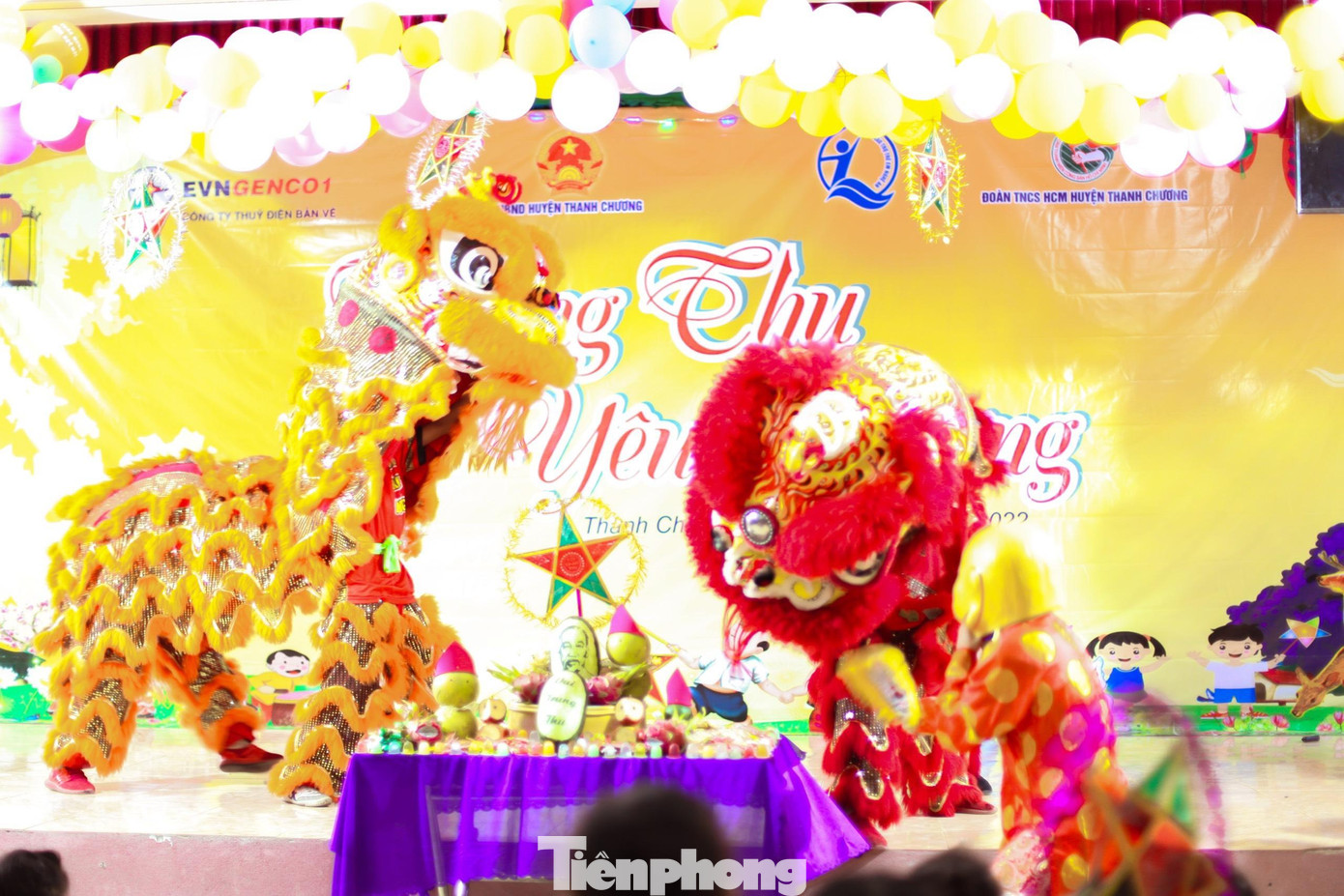 Đêm hội đã diễn ra trong không khí tưng bừng, sôi nổi.