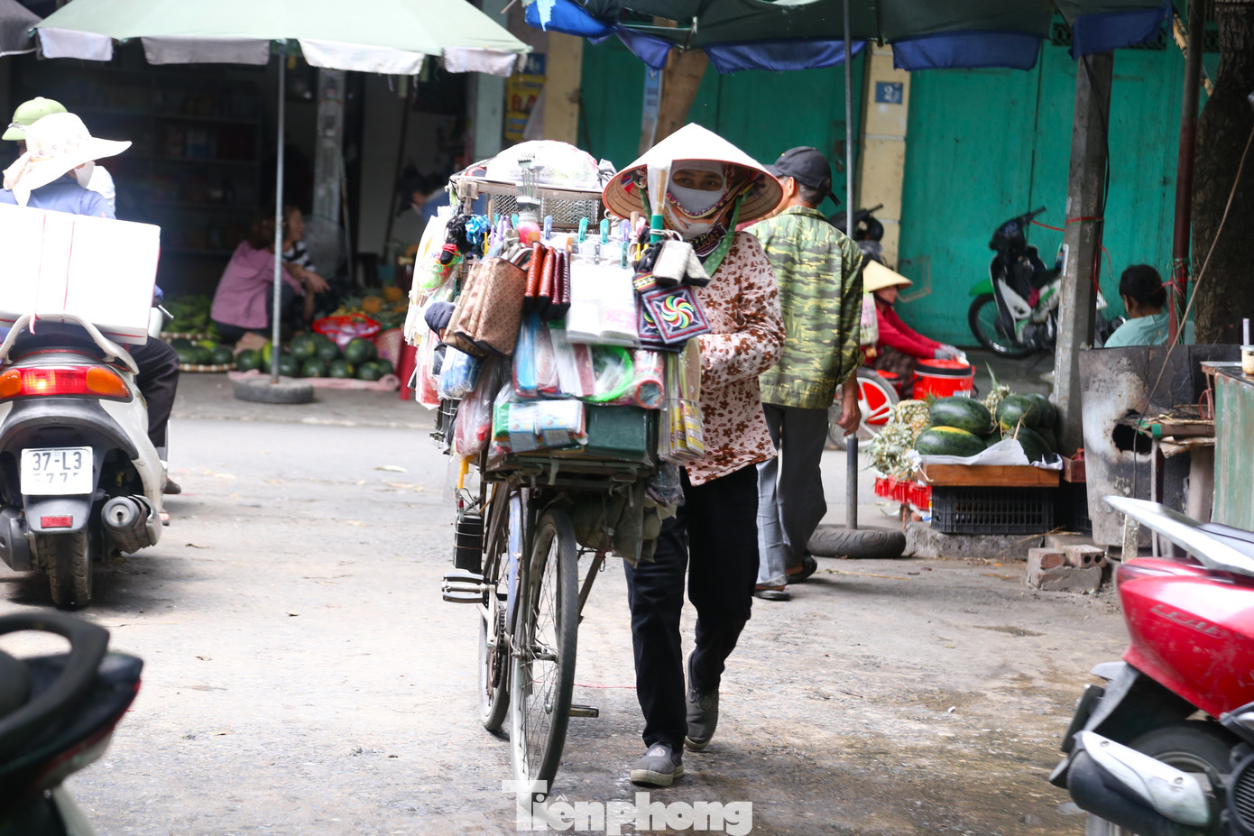 Những xe hàng rong đi khắp các ngõ, ngách của thành phố Vinh trong ngày Quốc tế lao động 1/5. Mỗi người một hoàn cảnh, công việc khác nhau.