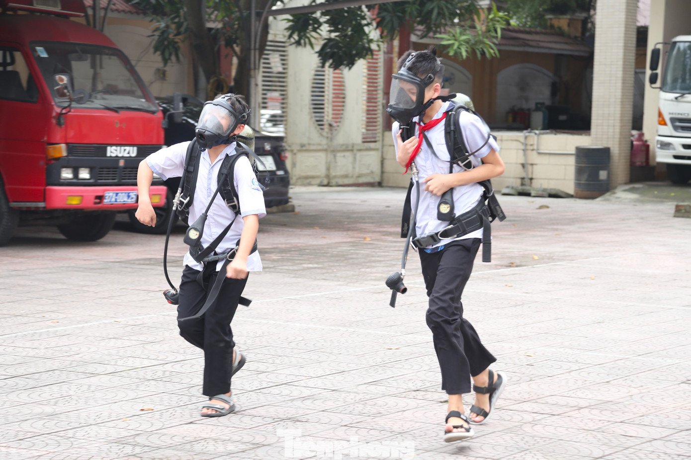 Tại chương trình, ngoài việc trang bị những kiến thức phòng cháy chữa cháy, người dân, học sinh còn được trực tiếp trải nghiệm công việc của cán bộ, chiến sĩ cảnh sát Phòng cháy chữa cháy và được trang bị, thực hành các kỹ năng chữa cháy, thoát hiểm, đảm bảo an toàn khi có sự cố cháy xảy ra.