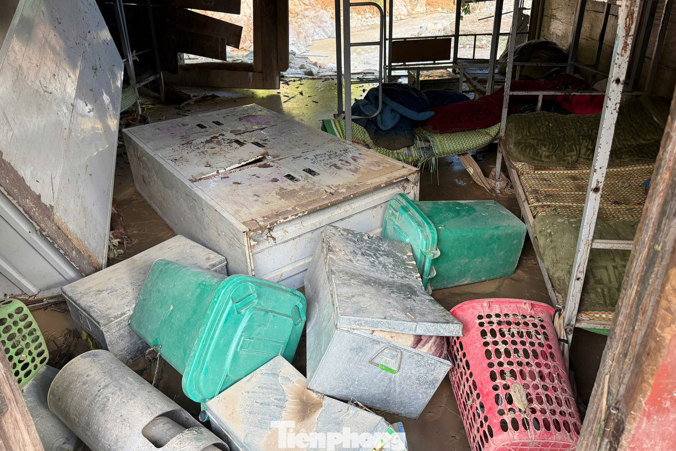 Sách vở, dụng cụ học tập, sinh hoạt của học sinh, đồ dùng giảng dạy của giáo viên bị ướt sũng, nằm rải rác giữa bùn đất.