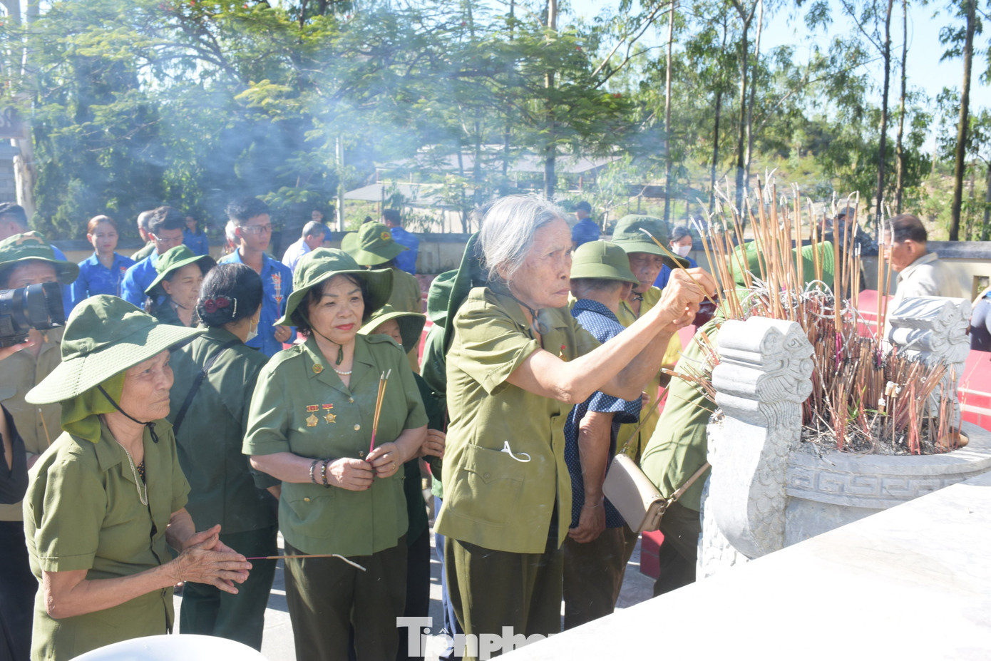 Thắp hương tưởng niệm các liệt sĩ TNXP