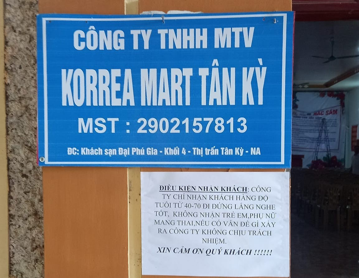 Công ty dán thông báo chỉ nhận khách hàng từ 40 đến 70 tuổi. Công ty dán thông báo chỉ nhận khách hàng từ 40 đến 70 tuổi.