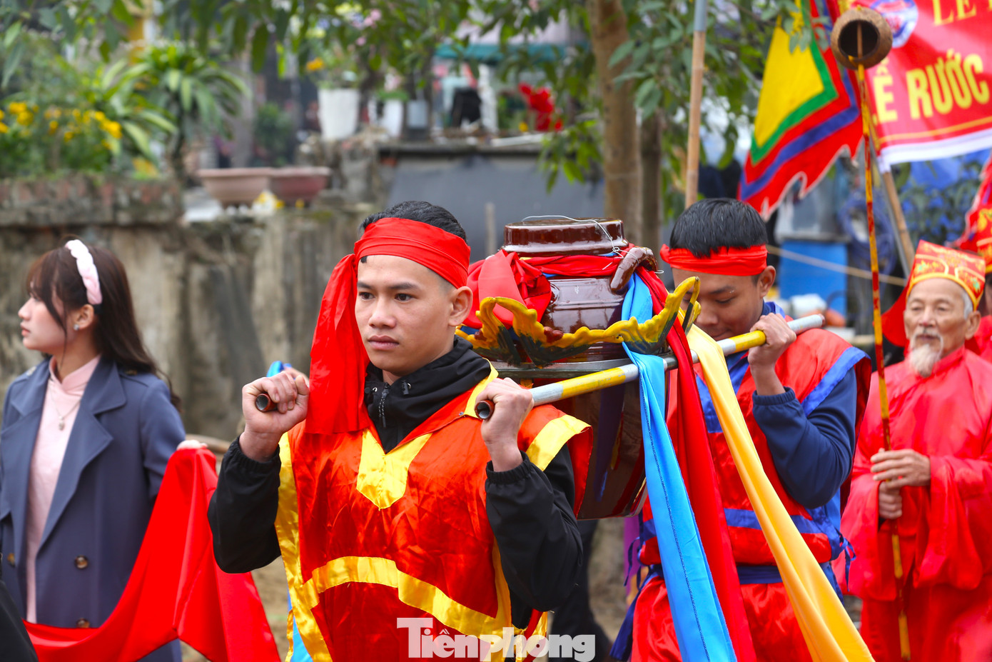 Chum nước đầy sẽ do 2 thanh niên trai tráng khiêng trên vai, cùng với đó, 4 người phụ nữ sẽ dâng 4 dải lụa, rước từ bến sông lên đền. Chum nước đầy sẽ do 2 thanh niên trai tráng khiêng trên vai, cùng với đó, 4 người phụ nữ sẽ dâng 4 dải lụa, rước từ bến sông lên đền.