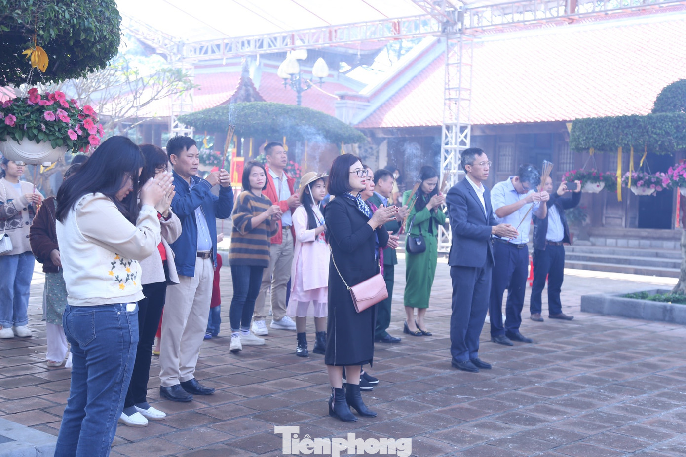 Rất đông du khách tấp nập vào đền làm lễ ngày đầu Xuân năm mới