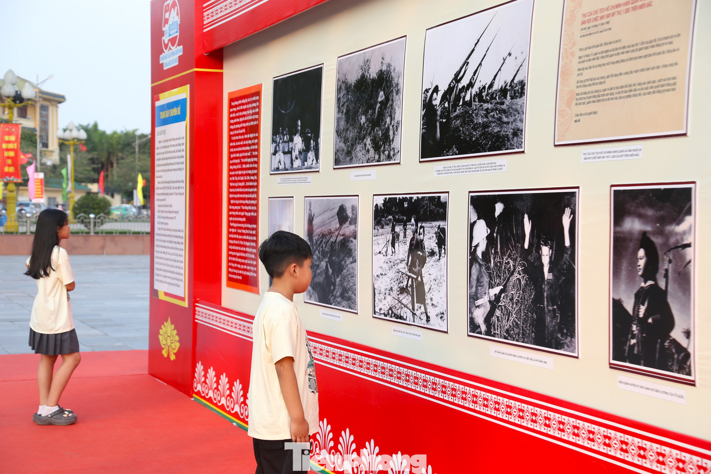 Hai em nhỏ chăm chú xem các hình ảnh lịch sử. Hai em nhỏ chăm chú xem các hình ảnh lịch sử.