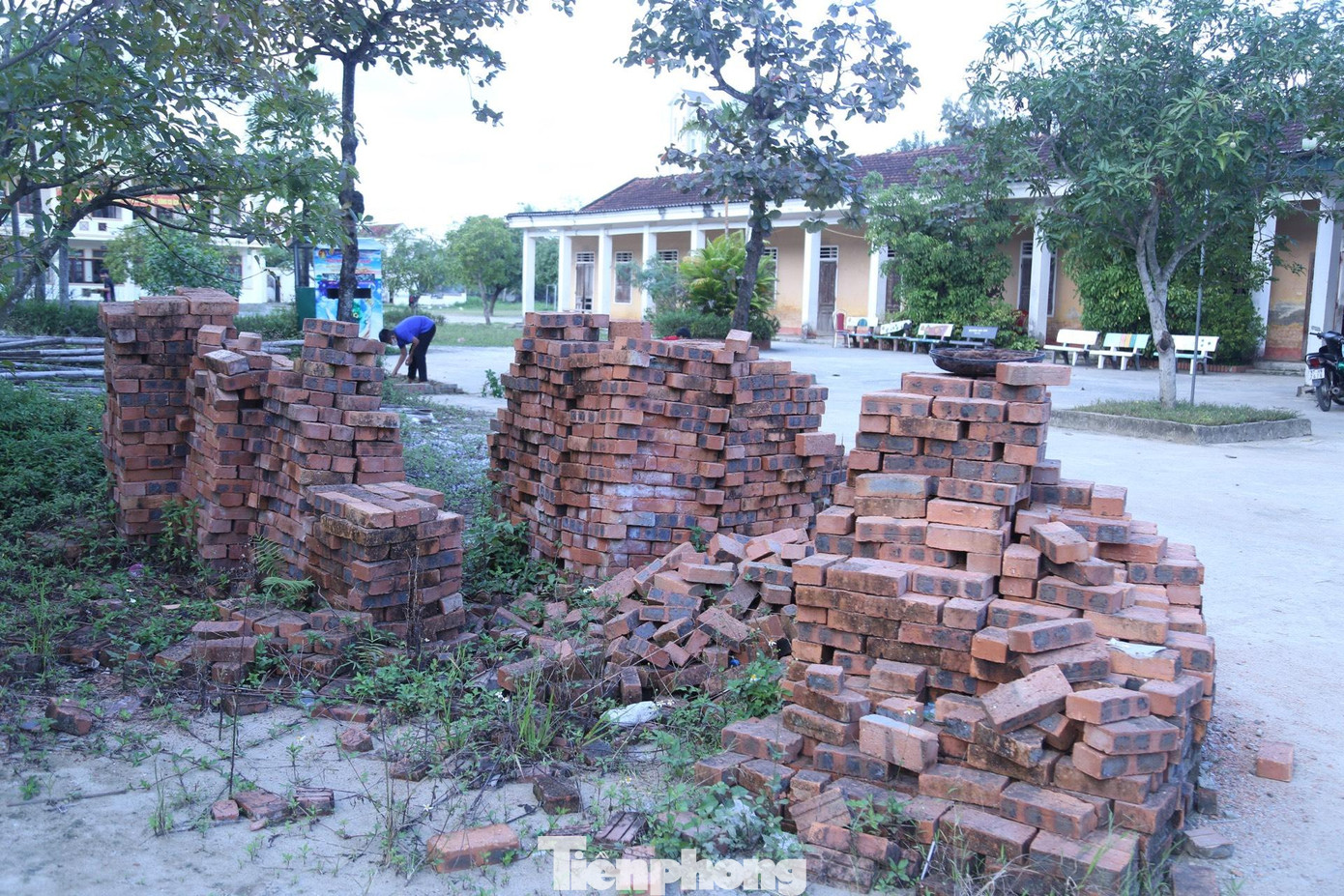 Vật liệu xây dựng để ngổn ngang trong khuôn viên nhà trường.