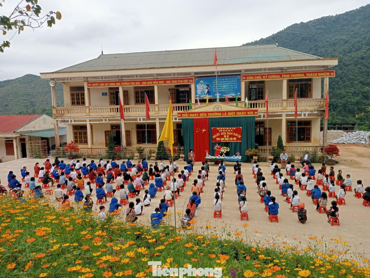 “Ngày hội đọc sách” năm nay diễn ra trong điều kiện dịch COVID-19 đang được kiểm soát. Bởi vậy, các trường học cũng tổ chức công phu nhằm thu hút sự tham gia của các em học sinh. Tại các trường học miền núi huyện Kỳ Sơn (Nghệ An), “Ngày hội đọc sách” được hưởng ứng sôi nổi với nhiều hoạt động ý nghĩa.