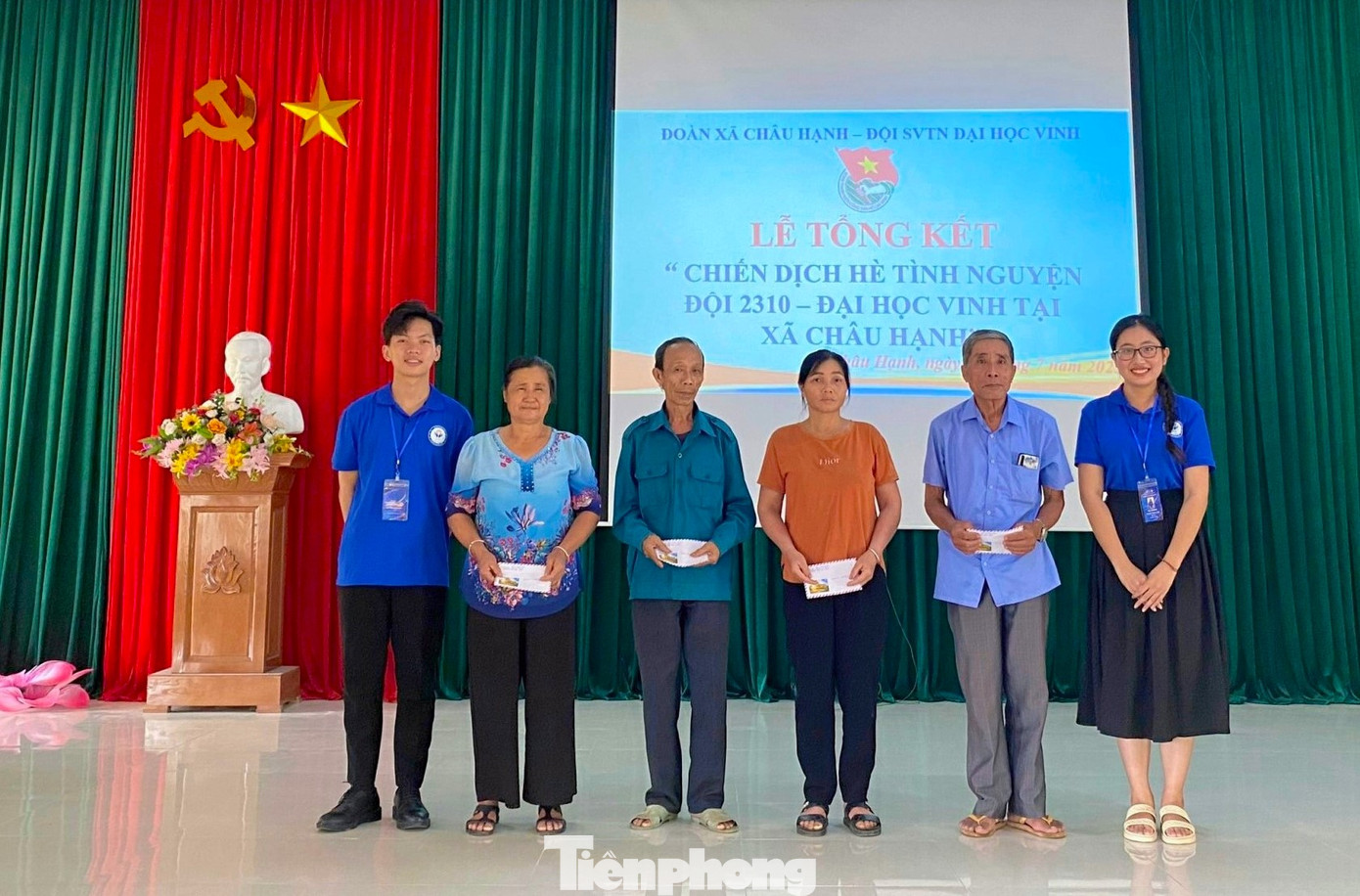 Trao tặng 5 suất quà cho 5 gia đình thương binh, bệnh binh, thân nhân gia đình liệt sĩ, người có công với cách mạng. Trao tặng 5 suất quà cho 5 gia đình thương binh, bệnh binh, thân nhân gia đình liệt sĩ, người có công với cách mạng.