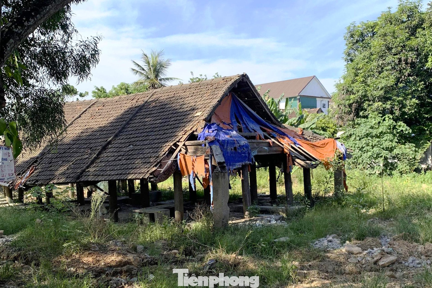 Đình Nhân Hậu trước đây vốn tọa lạc ở khu vực trung tâm của làng thuộc xóm Nhân Hậu, xã Hùng Tiến. Giữa những năm 1980 của thế kỷ XX, đình được chuyển về chợ Cồn Bụt làm đình chợ, xóm Trung Cửu, ven Quốc lộ 46 C. Khi chợ Cồn Bụt mới được xây dựng (cách chợ cũ khoảng 150 m) thì khu vực chợ cũ có đình Nhân Hậu bị bỏ hoang, xuống cấp nghiêm trọng. Đình Nhân Hậu trước đây vốn tọa lạc ở khu vực trung tâm của làng thuộc xóm Nhân Hậu, xã Hùng Tiến. Giữa những năm 1980 của thế kỷ XX, đình được chuyển về chợ Cồn Bụt làm đình chợ, xóm Trung Cửu, ven Quốc lộ 46 C. Khi chợ Cồn Bụt mới được xây dựng (cách chợ cũ khoảng 150 m) thì khu vực chợ cũ có đình Nhân Hậu bị bỏ hoang, xuống cấp nghiêm trọng.