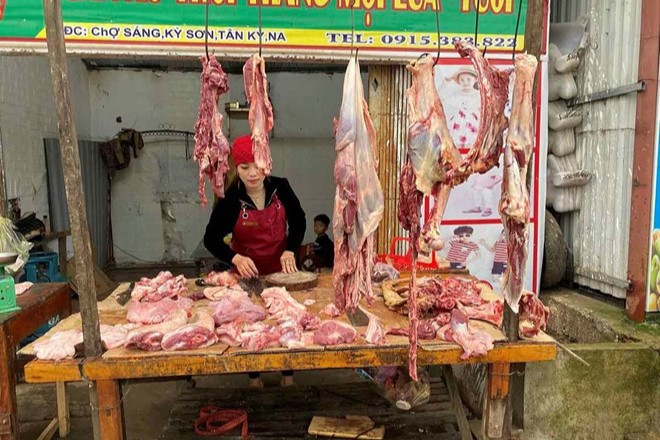 Ki-ốt bán thịt tại chợ Sáng, nơi Phó chủ tịch UBND xã Kỳ Sơn có hành vi, cử chỉ chưa đúng chuẩn mực.