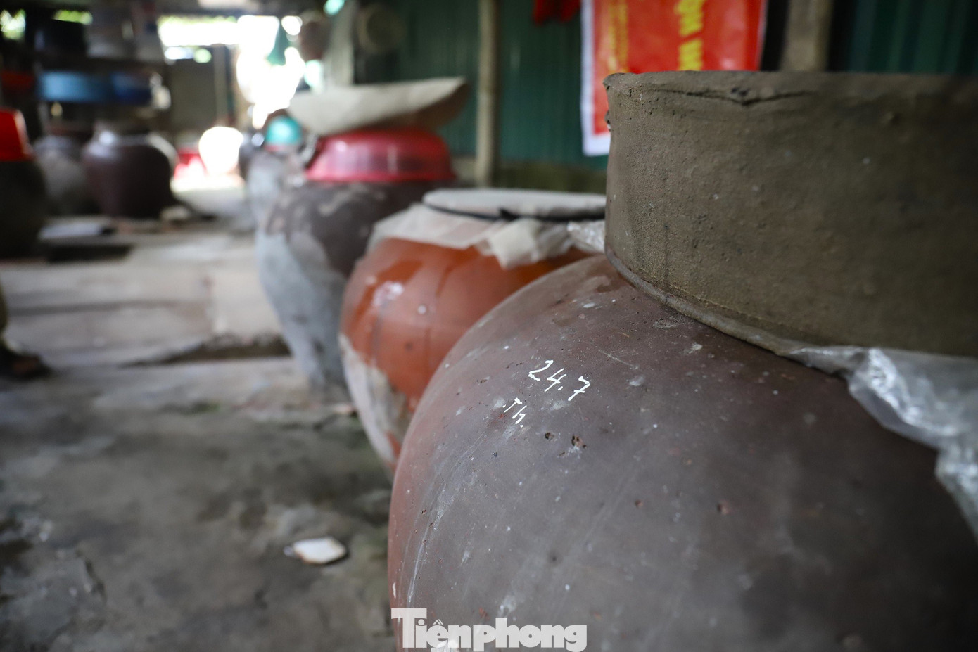 Sau 7-9 ngày, thấy đậu và mốc đạt yêu cầu, người dân bắt đầu ngả tương, tức trộn mốc và muối đã rang vào chum đựng đậu. Trung bình mỗi chum khoảng 100 lít nước được bỏ 6 kg mốc, 17 kg muối. Chum tương sau khi ngả phải đặt ở những nơi cao ráo, thoáng, có ánh nắng, đánh dấu thời gian.