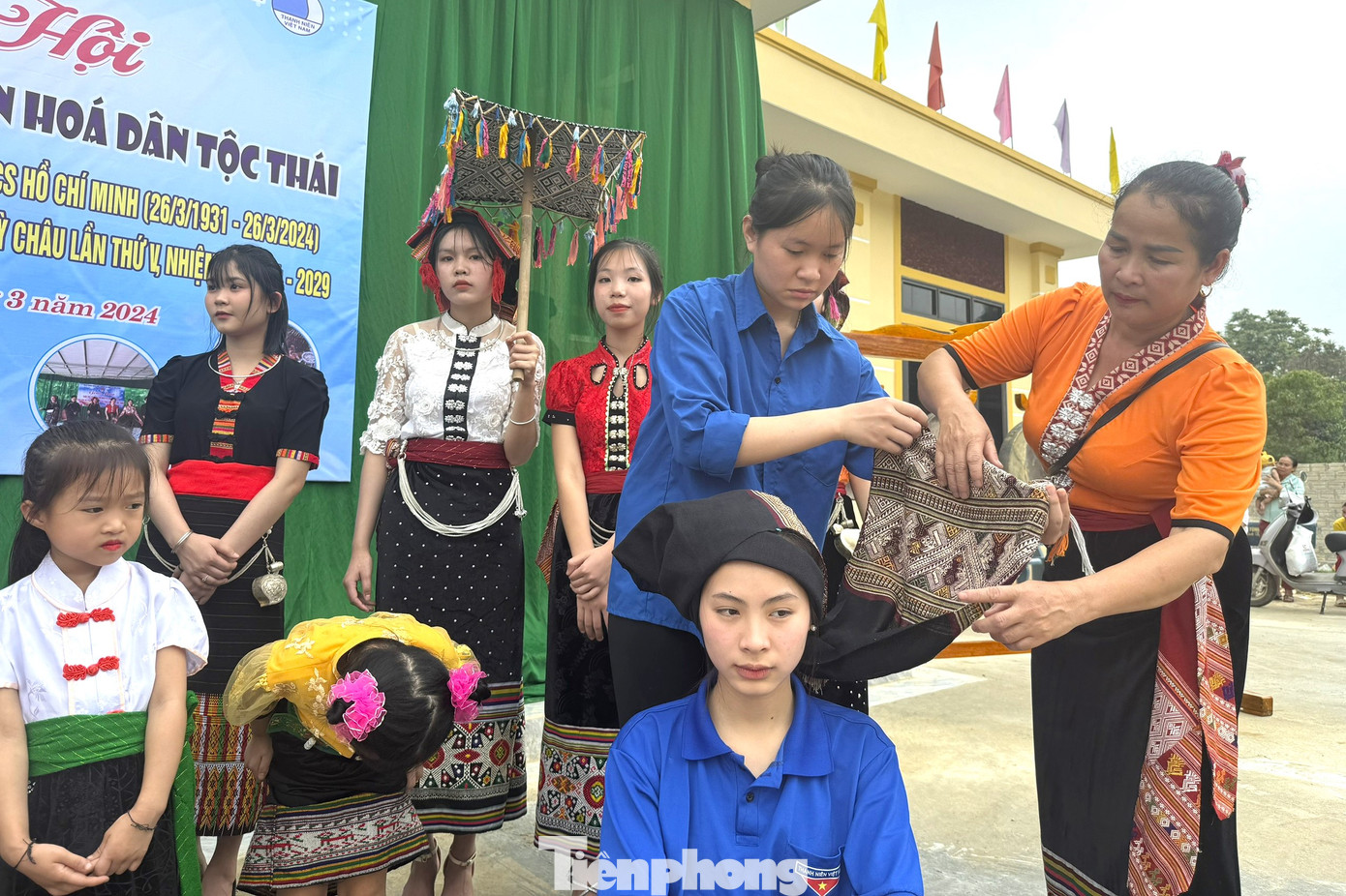 Bạn Kim Chi (đoàn viên Chi đoàn bản Minh Tiến, xã Châu Hạnh, huyện Quỳ Châu) chia sẻ: “Mặc dù là người con của đồng bào dân tộc Thái nhưng em vẫn chưa hiểu hết những phong tục tập quán của dân tộc mình, từ cách mặc váy Thái, cách đội khăn piêu sao cho đúng. Em cũng chưa biết những điệu sạp, khắc luống... Đến với ngày hội, em học được rất nhiều điều và cảm thấy rất vinh dự, tự hào khi mình được khoác lên bộ trang phục Thái”.