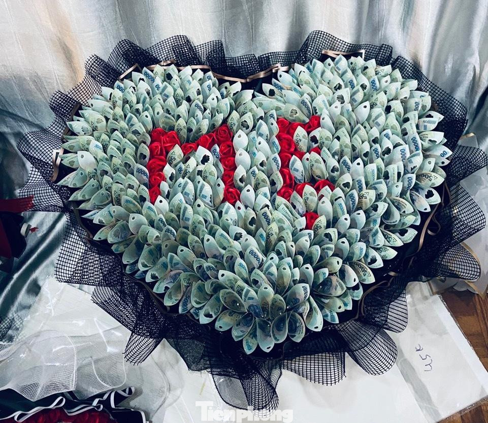 Bó hoa được kết bằng 200 tờ tiền mệnh giá 500 ngàn đồng, tổng trị giá bó hoa là 102 triệu đồng Bó hoa được kết bằng 200 tờ tiền mệnh giá 500 ngàn đồng, tổng trị giá bó hoa là 102 triệu đồng