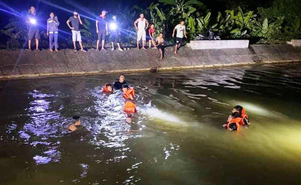 Lực lượng chức năng tìm kiếm thi thể hai cháu bé.