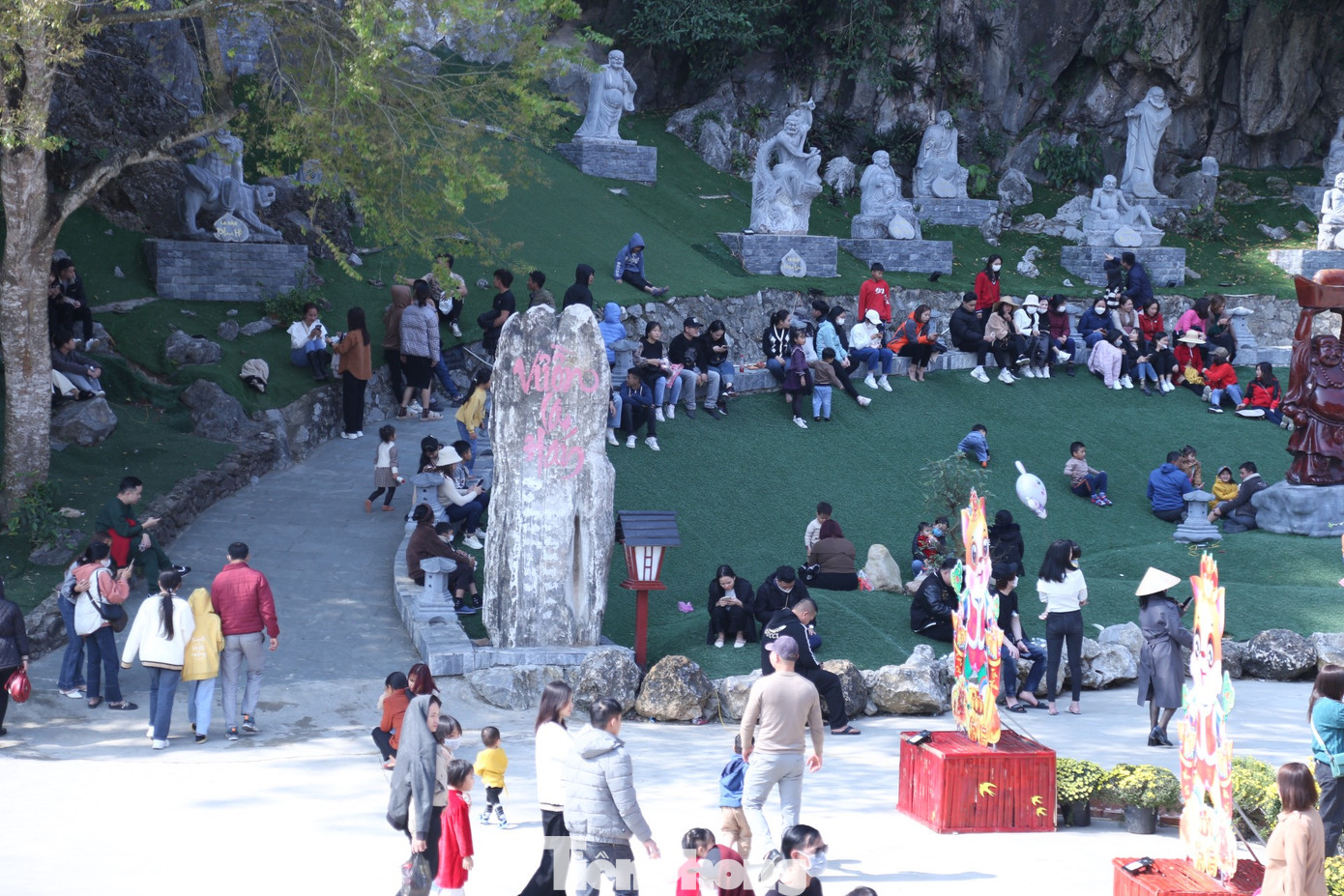 Chùa Cổ Am không chỉ là một danh thắng với nhiều công trình kiến trúc độc đáo mà còn là điểm tâm linh thu hút đông đảo người dân và du khách thập phương tìm về dâng hương, thưởng ngoạn.