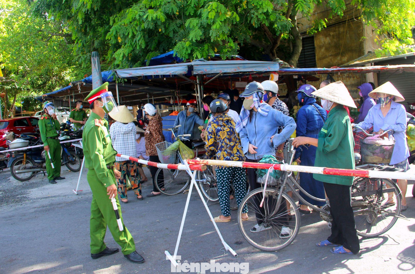 Bên cạnh triển khai lấy mẫu, TP Vinh cũng chỉ đạo các phường, xã thông báo cho những người từng đến chợ Quang Trung mua bán từ ngày 1/8 phải liên hệ ngay với cơ sở y tế để khai báo. Bên cạnh triển khai lấy mẫu, TP Vinh cũng chỉ đạo các phường, xã thông báo cho những người từng đến chợ Quang Trung mua bán từ ngày 1/8 phải liên hệ ngay với cơ sở y tế để khai báo.