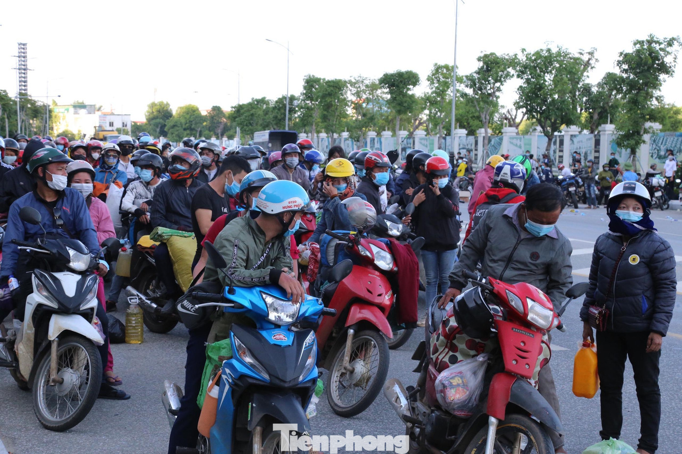 Lực lượng chức năng gồm hàng chục CSGT, thanh tra giao thông có mặt để kiểm soát. Một cán bộ Công an TP Vinh cho biết, mỗi ngày, có hàng nghìn người dân di chuyển bằng xe máy, chia thành nhiều đợt khác nhau về qua chốt cầu Bến Thủy.